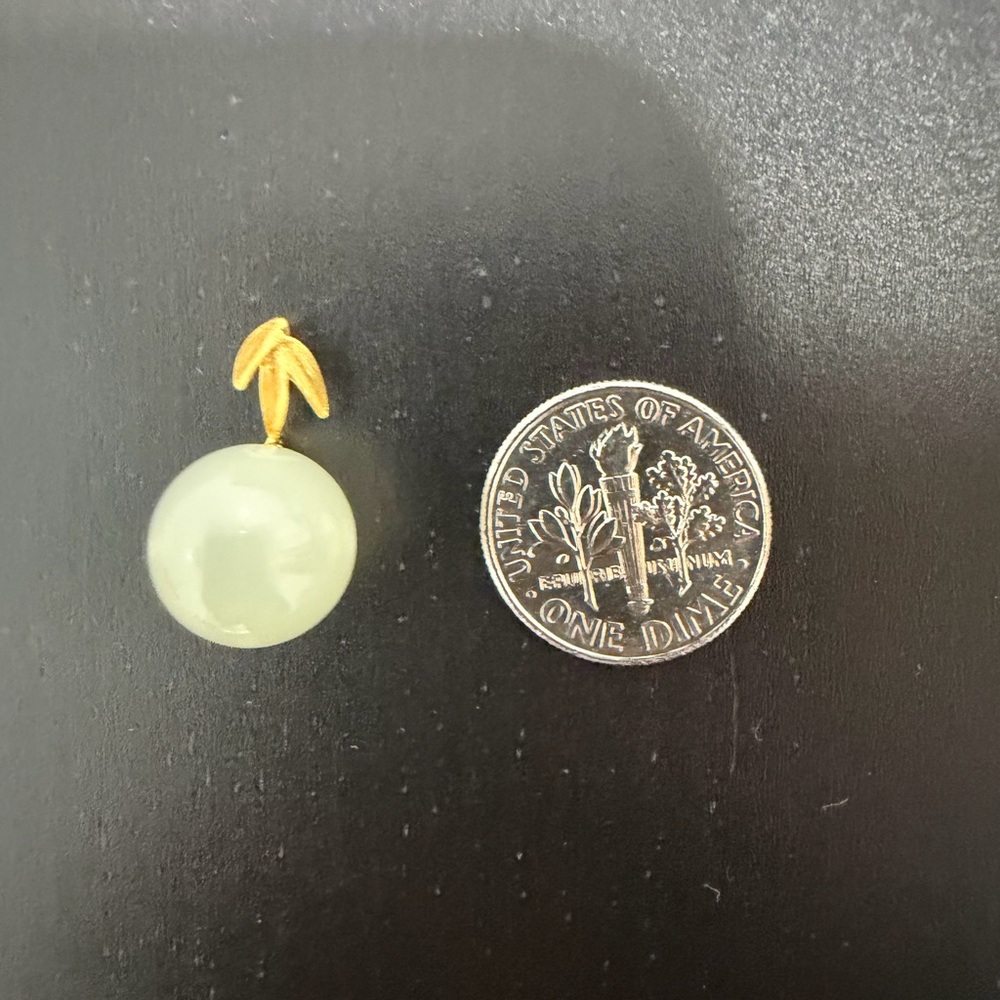 Elegant 18K Gold Clasp with Jade Pearl Pendant - Picture 5 of 5